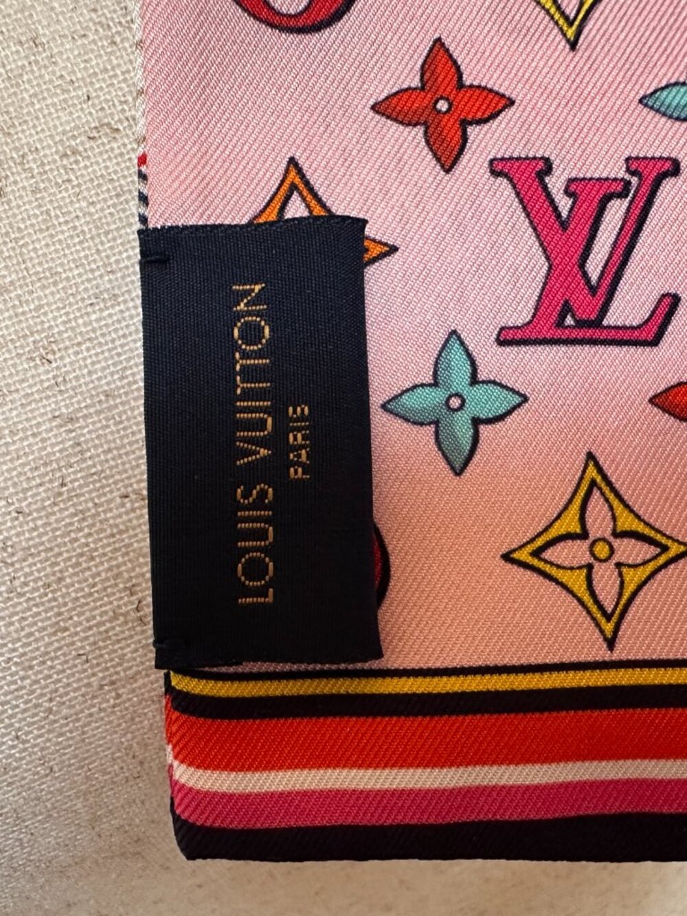 Louis Vuitton Silk Bandeau Scarf Monogram Hearts Pink NWT w/ Box - Picture 6 of 8